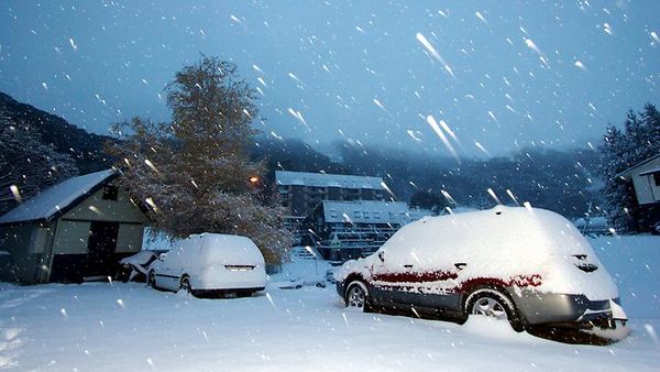南半球的冬天提前到来:墨尔本大雪降下银装素