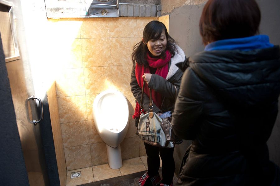 爱她就别让她等北京女大学生举行占领男厕行动