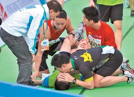 人工呼吸救治无效香港马拉松赛一选手冲过终点后身亡