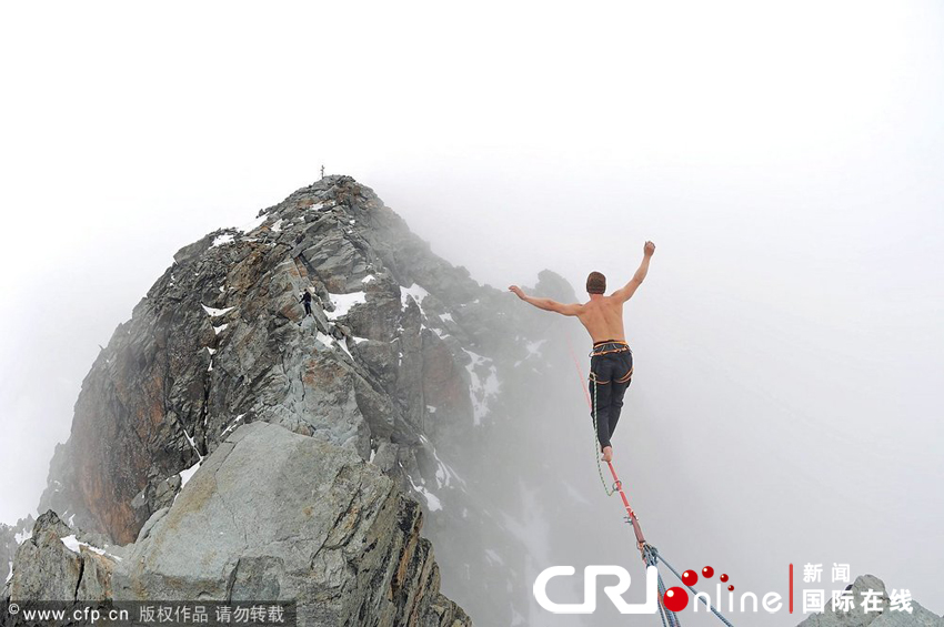 命悬一线!奥地利钢丝超人最高峰上走钢丝(图