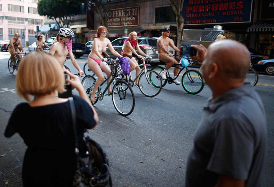 洛杉矶300多人裸骑自行车 胸前坦荡追求自由(组图)