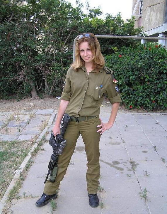 以色列女兵穿泳装度假枪不离手性感火辣组图