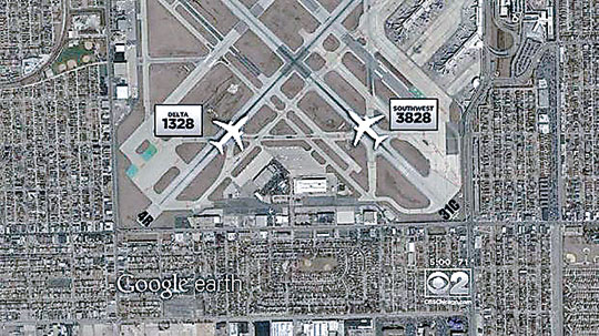 交叉跑道同时起飞 芝加哥机场两客机险些相撞 (图)