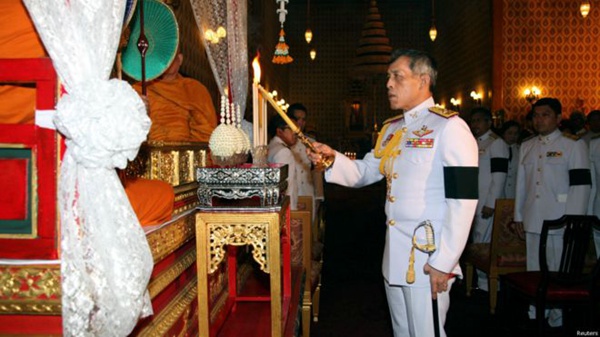 泰王储哇集拉隆功正式即位成为拉玛十世国王组图