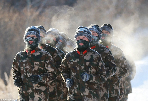 这些图片显示全副武装的中国军人在中俄边境的黑河边防检查站展开了30