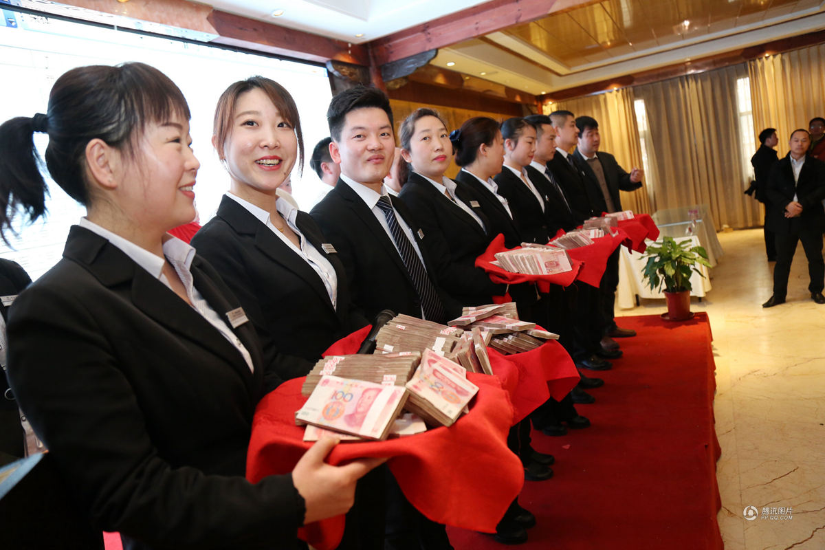 员工年终奖:发我多少钱 我祝老板活多长
