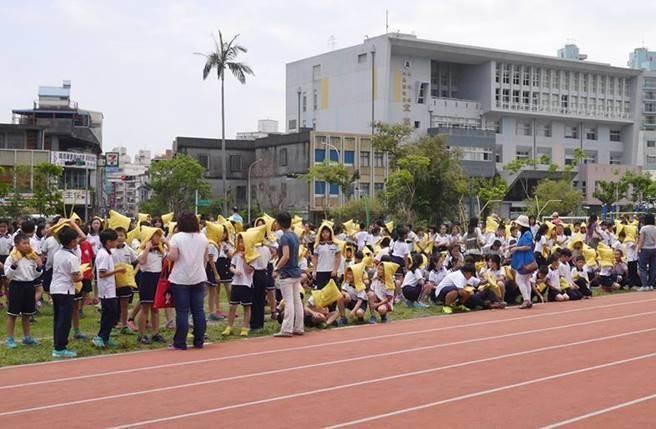 台湾宜兰发生5.8级地震 龟山岛龟首岩壁坍塌(组图)